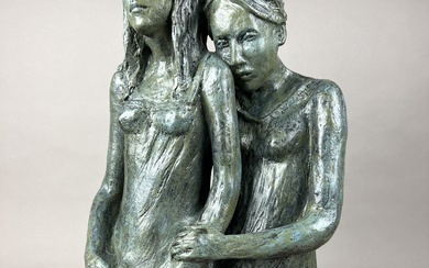 Loulou SCHILD (1943) "Deux femmes" Groupe en terre cuite à patine verte nuancée sur un...