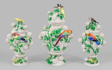 Magnifique ensemble de vases boule de neige Meissen en 3 parties ; corps en forme...