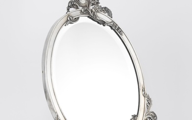 Miroir de table ovale à décor d'un médaillon de style rocaille