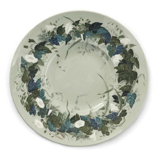 PILLIVUYT (MANUFACTURE) Grand plat en porcelaine colorée céladon, circa 1900, décor pâte sur pâte et émaillé polychrome de liseron...