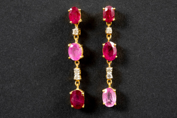 Pair of elegant, rather long earrings in yellow gold (18 carat) with a total of approx. 5 carat rare pink sapphire, natural ruby and white quality brilliant ||pair of earrings in yellow gold (18 carat) with approx. 5 carat of pink sapphires, rubies...