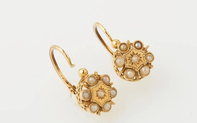 Paire de boucles d'oreilles en or jaune (18 K) ornée de demi-perles. Ep. fin XIXe....