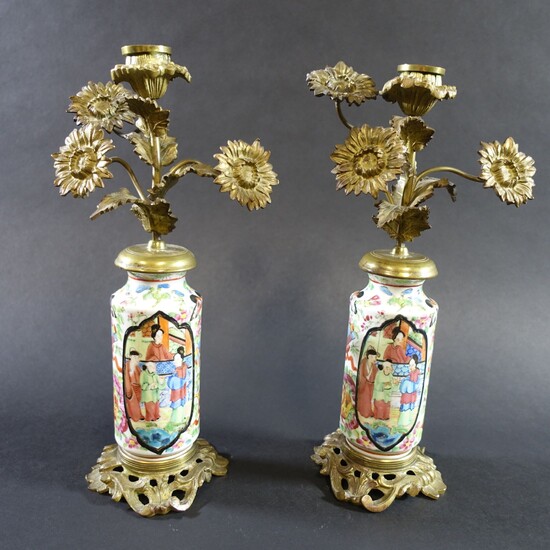 Paire de bougeoirs d'époque Napoléon III formés d'un vase en porcelaine de Canton à décor...