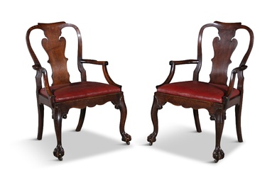 Paire de fauteuils PROVINCIAUX en chêne sculpté de GEORGE III, chacun avec une assise en...