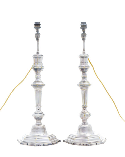 Paire de flambeaux de style Régence en métal argenté montés en lampe. h. 38 cm