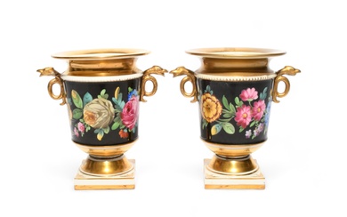 Paire de petits vases à deux anses, vers 1820-30, peints de roses, de tulipes et...