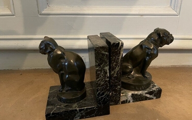Paire de serre-livres à décor de chiens en bronze et marbre vert Signés M. Le...