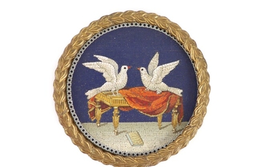 Panneau de micro-mosaïque italien du XIXe siècle, décoré de colombes de Pline,dos en laiton, dans...