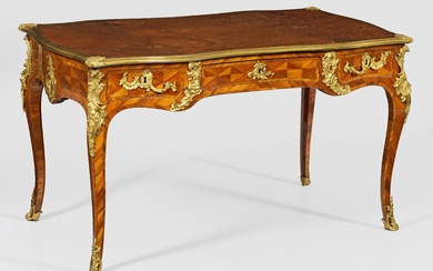 Petit bureau plat Louis XV signé Antoine Criaerd Bois de rose et bois de roi,...