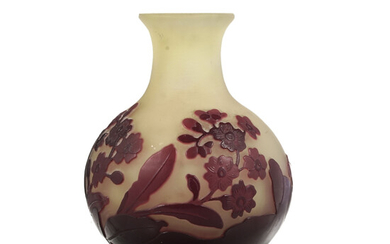 Petit vase soliflore en verre multicouche signé Gallé. A décor dégagé à l'acide de fleurs rouges sur fond jaune, h. 8,5 cm