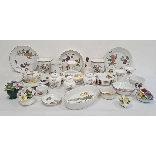Quantity of Royal Worcester 'Evesham' pattern oven to tablew...