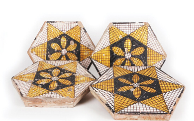 Quattro mattonelle di forma ottagonale in maiolica gialla e ocra dipinte a...