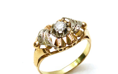 RING IN YELLOW GOLD WITH WHITE GOLD VIEW WITH CENTRAL BRILLIANT.