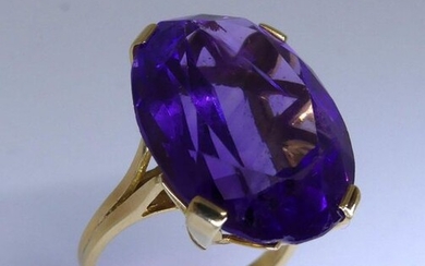 RING in yellow gold, set with a large faceted oval amethyst. Gross weight 7.92 g (stone accident)