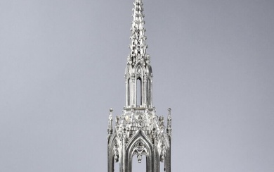 Reliquaire en métal argenté de Style Néo-Gothique figurant une flèche de cathédrale à riche décor...