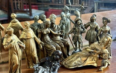 Réunion de huit statuettes décoratives en bronze doré et bronze patiné représentant deux moines, une...
