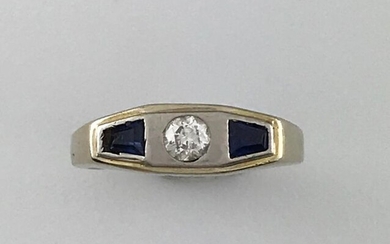 Ring in white gold 750°/°°°sertie closed with a TA diamond shouldered with 2 calibrated blue stones, (missing), circa 1925, Finger size 48, Gross weight: 4,73g