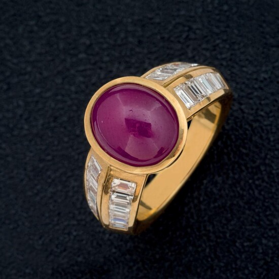 Ruby cabochon and carré diamonds ring