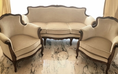 SALON de style Louis XV couvert de velours beige comprenant un canapé trois places et...