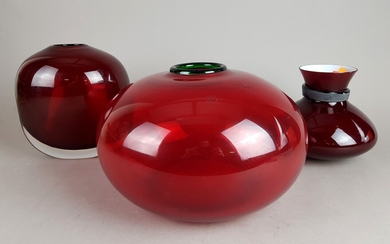 SALVIATI - TROIS VASES en verre de Murano teintés rouge. Un modèle "Red Melon" à...
