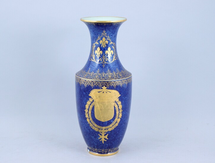 SÈVRES. VASE BALUSTRE en porcelaine au décor à l'or, éventuellement rapporté en l'honneur du comte de Chambord, des grandes armes de France sur un fond bleu marbré avec des frises festonnées.