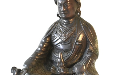 STATUETTE de Bouddha assis en bronze et tenant... - Lot 408 - Ferri & Associés