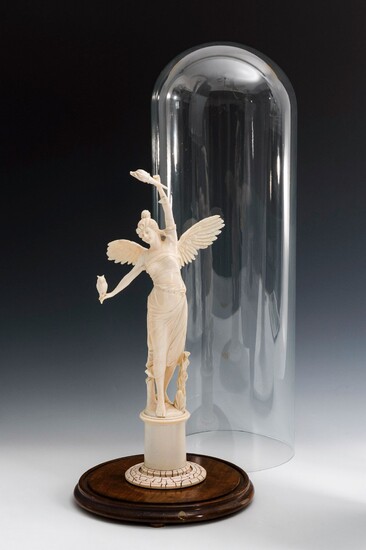 Sehr große Elfenbein-Figur unter Glasglocke: Allegorie der Weisheit.