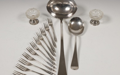 Set van elf taartvorkjes, twee opdienlepels en paar kristallen zoutvaatjes op zilveren voetjes, 19e en 20e eeuw