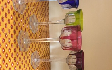 Six verres à vin du Rhin en cristal coloré... - Lot 8 - Thierry de Maigret