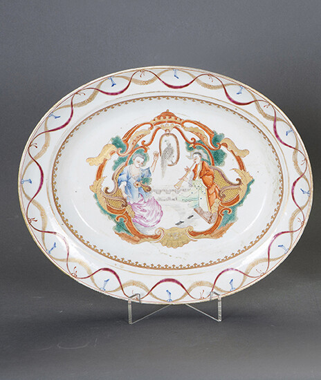 Source in Chinese porcelain for export, ff. s. XVIII. Decorated with a court scene in the centre and a scalloped border. Measurements: 31x37 cm. Exit: 300uros. (49.916 Ptas.)