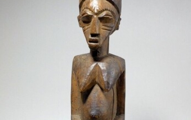 Statuette Lobi (Burkina faso) Personnage féminin assis sur un tabouret, les bras le long du...