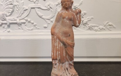 Statuette d’Aphrodite anadyomène. Marque... - Lot 8 - Osenat