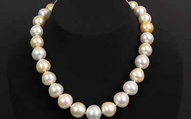 Superbe collier avec de grandes perles Zuidzee (14,3 x 17 mm) et une boucle spéciale...