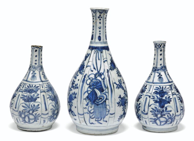 THREE CHINESE BLUE AND WHITE 'KRAAK' BOTTLE VASES, MING DYNASTY, WANLI PERIOD (1573-1619)