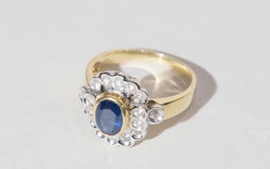 TRE ANELLI IN ORO GIALLO E BIANCO 18K Decorati con diamanti e zaffiri blu.