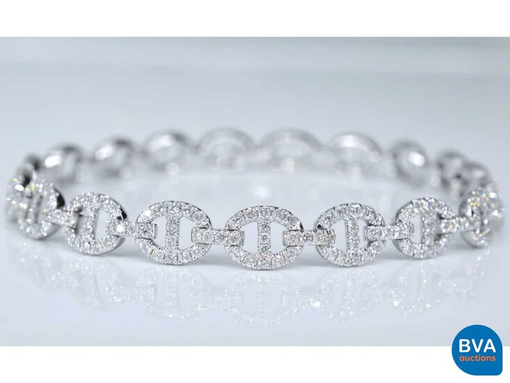 Tennis bracelet with diamond links with 157 diamonds.