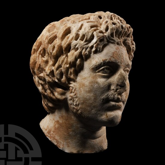 Tête romaine en marbre d'un guerrier germanique. "Tête en marbre sculptée d'un guerrier germanique, modelée...