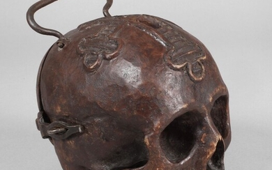Tirelire Memento Mori19e s., bois sculpté, serti de couleur sombre, corps en forme de crâne...