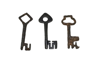 Trois clés gothiques. 8, 53 - 8, 79 - 7,... - Lot 8 - Art Richelieu