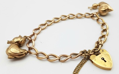 Un bracelet vintage en chaîne en or rose 9 K avec un fermoir cadenas et...
