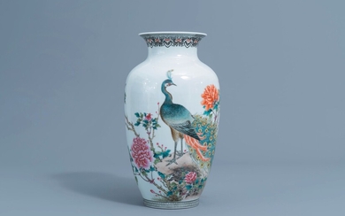 Un vase en porcelaine de Chine famille rose à décor d'un paon parmi des branches fleuries, République, 20ème siècle