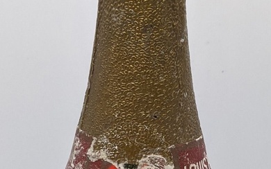 Une bouteille de champagne Louis Roederer Vintage 1971