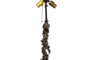 Une lampe Art nouveau viennoise de Gustav Gurschner (1873 - 1970). En bronze. Sur quatre...