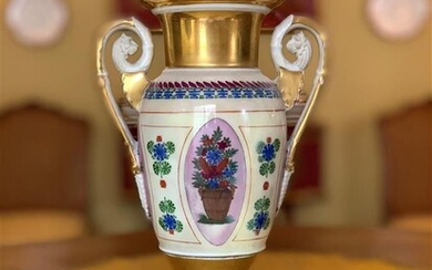 Vase de forme Médicis en porcelaine polychrome... - Lot 8 - L'Huillier & Associés