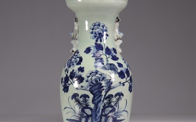 Vase en porcelaine céladon à décor de coq XIXème Poids: 3.81 kg Région: Chine Dimensions:...