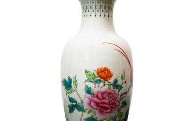 Vaso cinese di porcellana bianca con decoro floreale