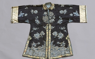 Veste et jupe en soie brodée Chine, époque Guangxu (1875-1908) La veste à décor de...