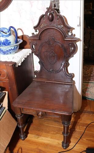 Walnut Victorian music chair with lift seat