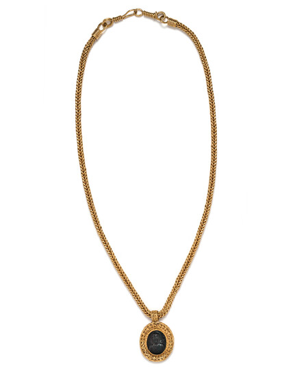 YELLOW GOLD AND CAMEO NECKLACE