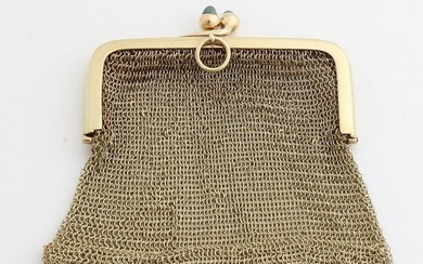 Yellow gold chain mail purse, 585/000, with a rectangular bracket and 2 buttons in the shape of an acorn with blue stones. about 39.5 grams. In good condition